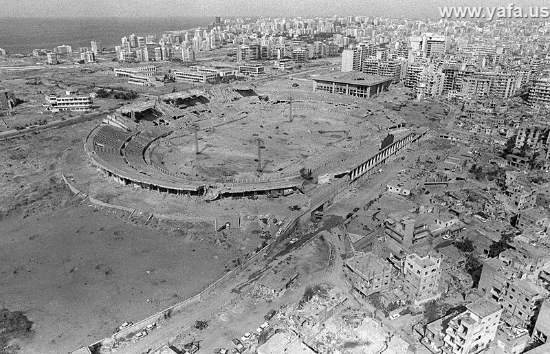 المدينة الرياضية في بيروت عام 1982م خلال الحرب الأهلية والاجتياح الإسرائيلي.