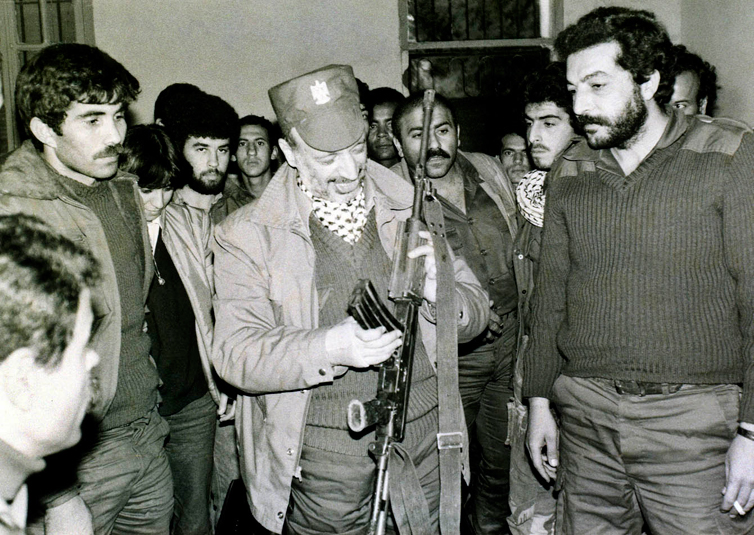الرئيس عرفات و سط الفدائيين في بيروت